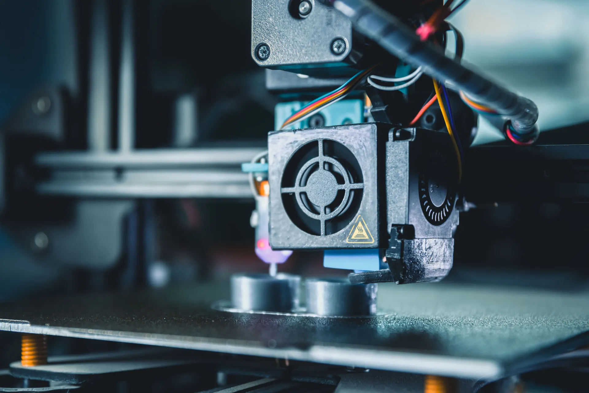 3D-Drucker fertigt einen Prototyp in einem technischen Labor